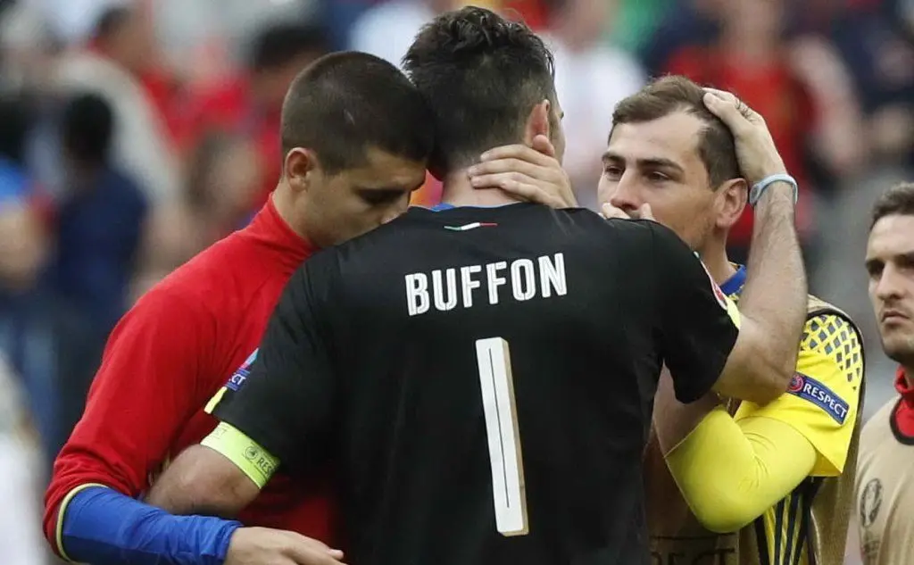 Buffon consola Morata e Casillas