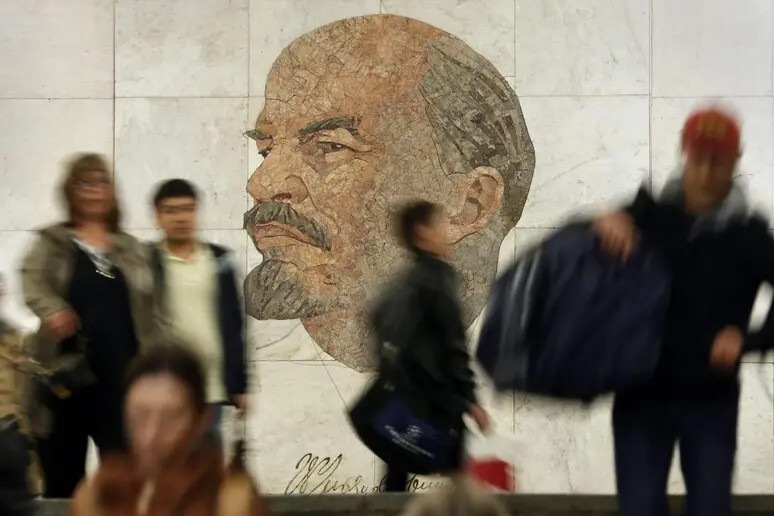 Un ritratto di Lenin (Ansa)