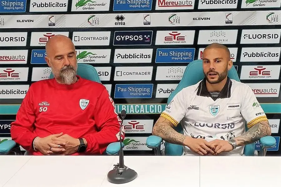 Canzi e Pisano: l'allenatore ritrova il capitano per il debutto dell'Olbia nei playoff (foto Ilenia Giagnoni)