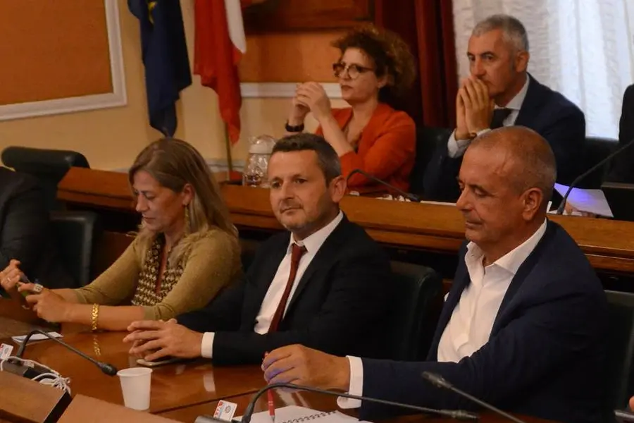 In alto a sinistra il sindaco Mario Conoci, in basso a sinistra Marco di Gangi con altri esponenti della giunta (L'Unione Sarda - Calvi)