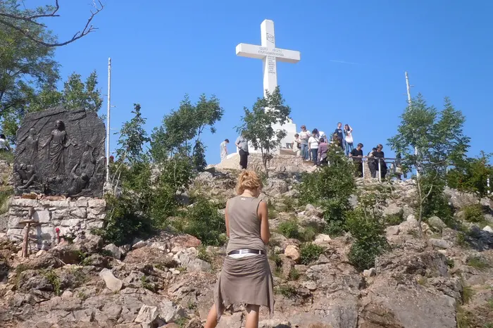 Un gruppo di pellegrini scala il monte della Croce\u00A0a Medjugorje (foto Ansa)