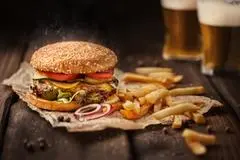 Hamburger e patatine fritte, cibo non proprio salutare (archivio Unione Sarda)