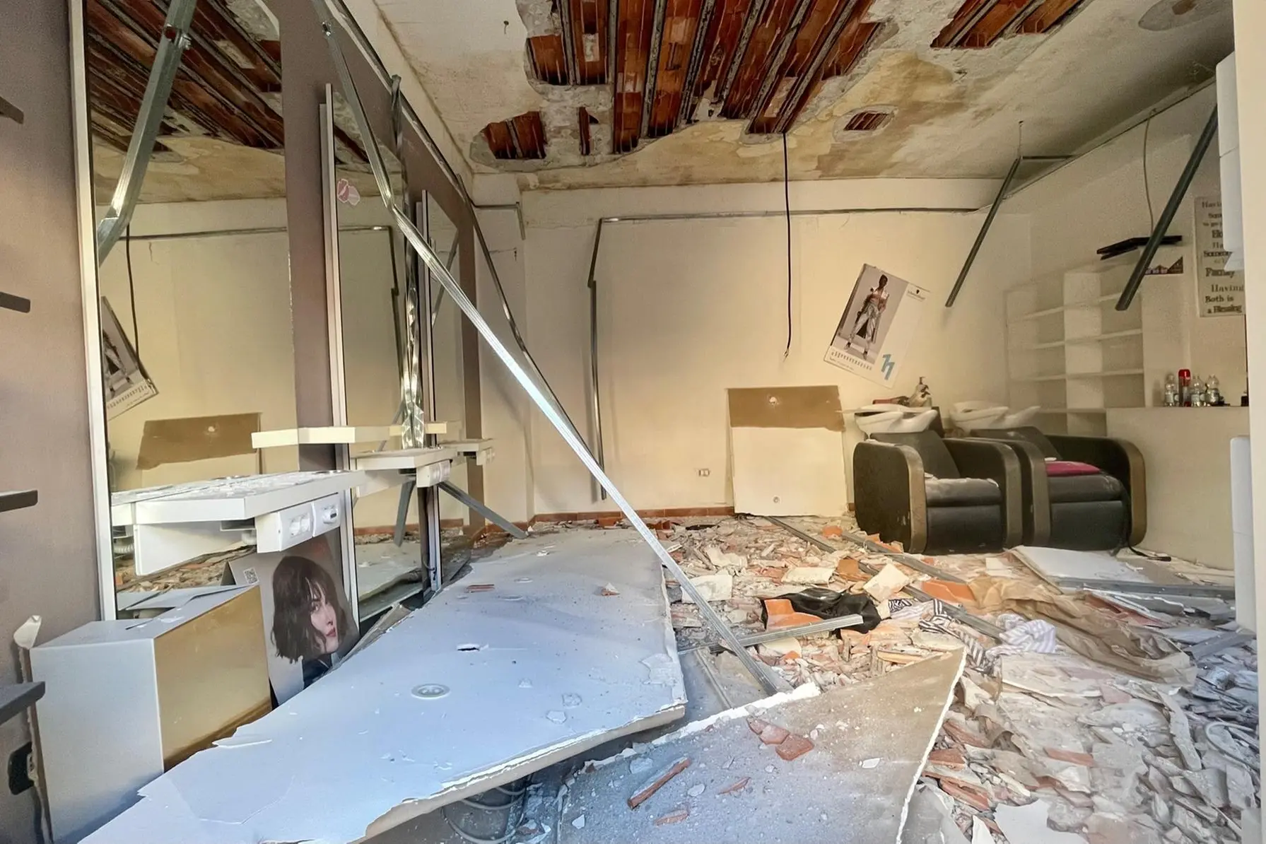 Il soffitto crollato a Villaputzu (foto Agus)