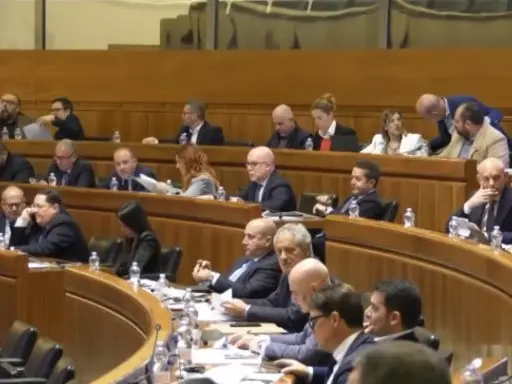 Consiglio regionale, in Aula la variazione di Bilancio: battaglia su aeroporti e legge “poltronificio” - <a href="https://www.unionesarda.it/politica/regione-