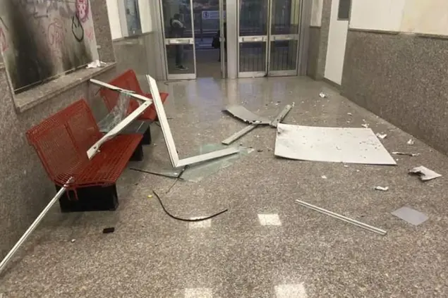 La stazione vandalizzata (L'Unione Sarda - Pala)