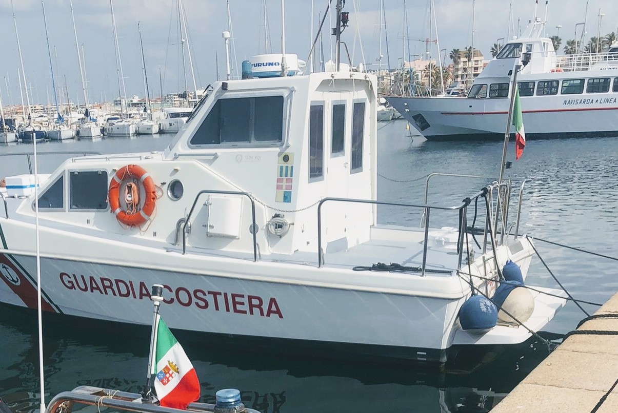 Navigano vicino alla costa, diportisti multati ad Alghero (foto Ansa)