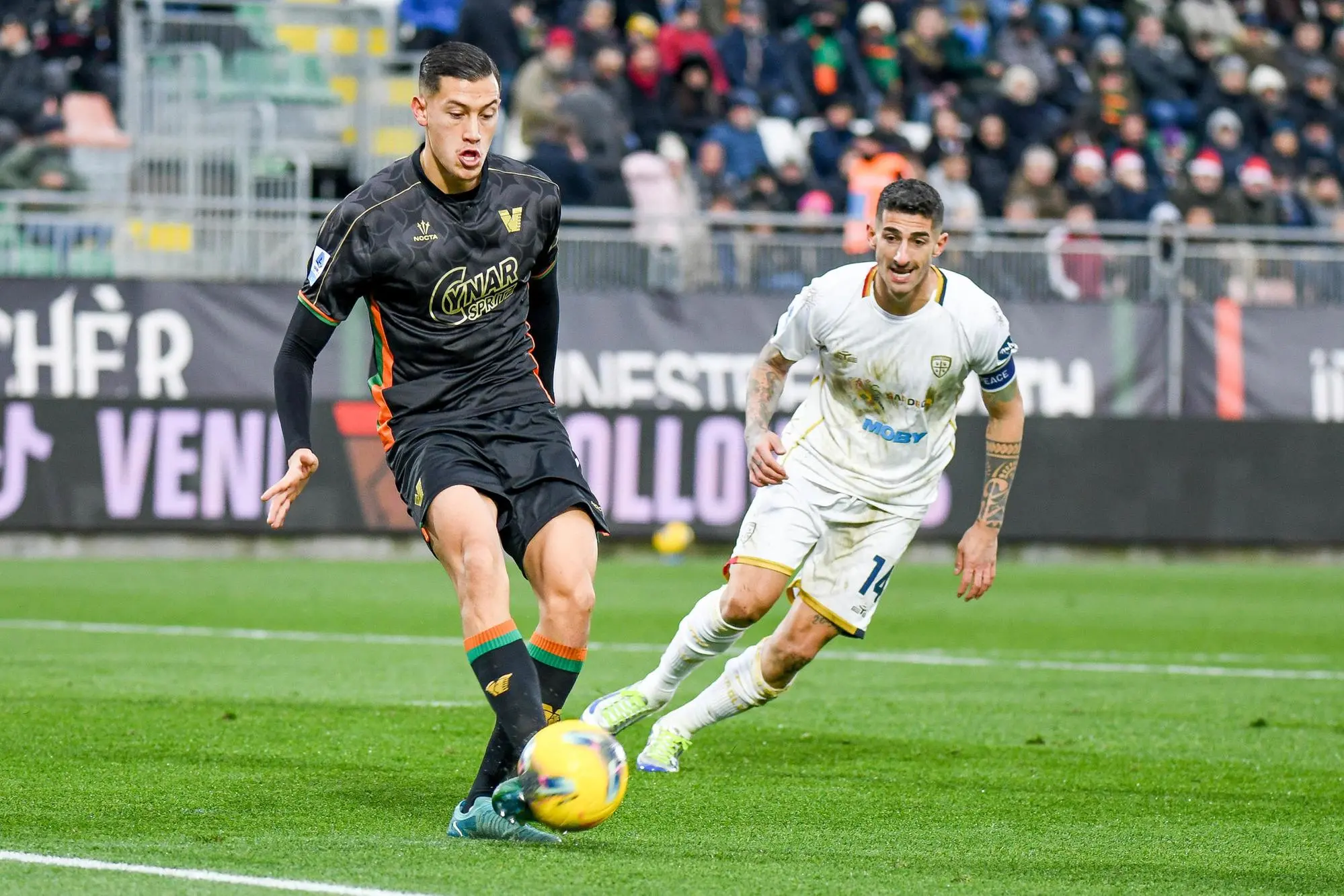 Alessandro Deiola e Jay Idzes in Venezia-Cagliari (foto Ansa)