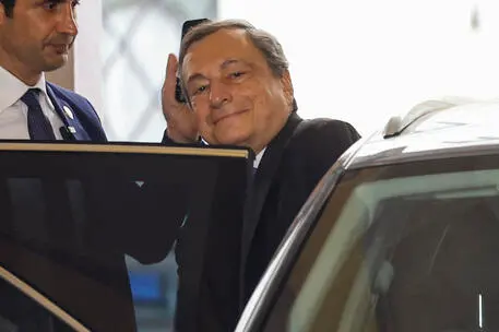Mario Draghi si dimette dopo che tre partiti non gli votano la fiducia alla Camera, Mattarella scioglie le Camere e indice nuove elezioni