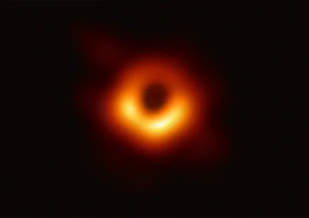 La prima immagine di un buco nero (foto Ansa)