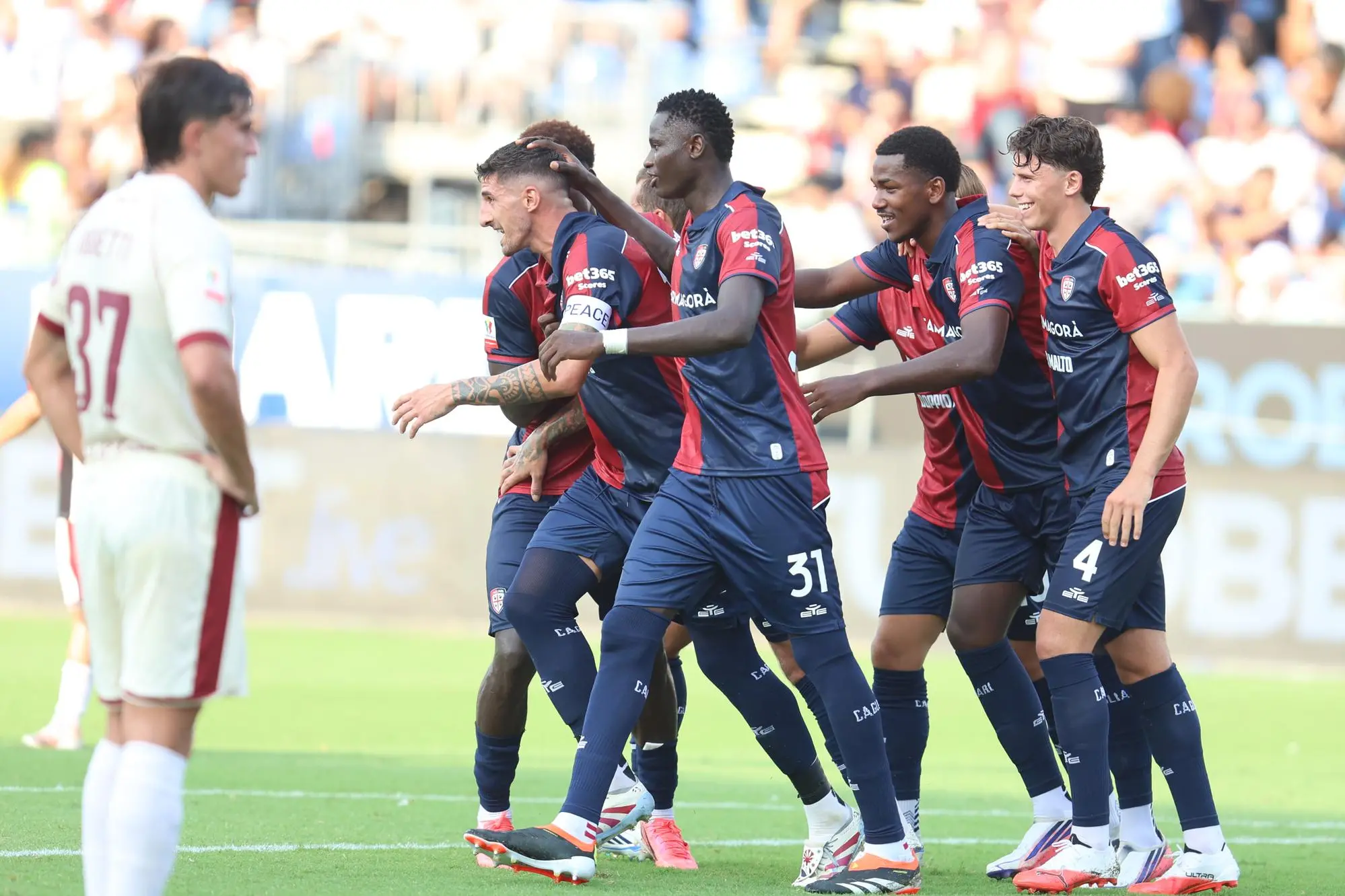 Il Cagliari esulta dopo il gol di Alessandro Deiola in Coppa Italia contro l'Arezzo (foto Fabio Murru)