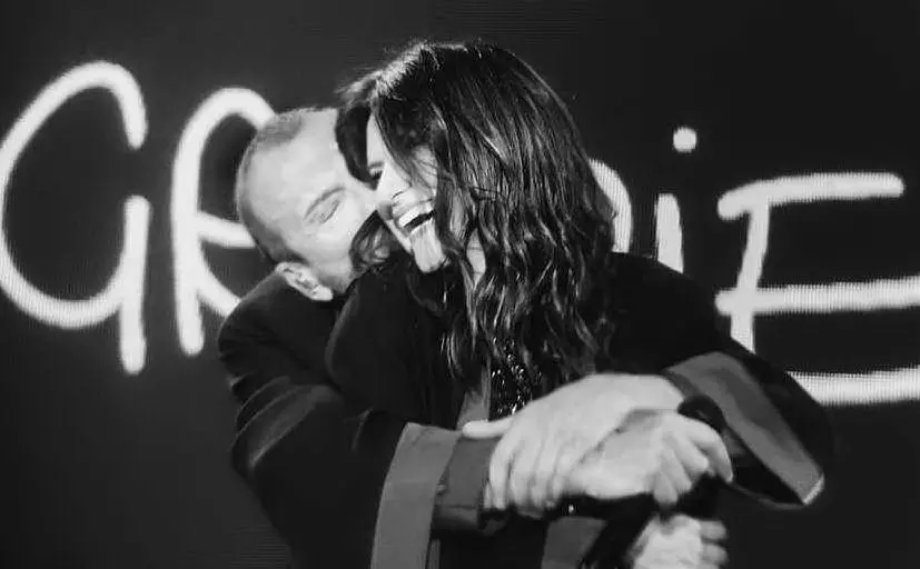 I due cantanti sul palco (foto da Instagram @LauraPausini)