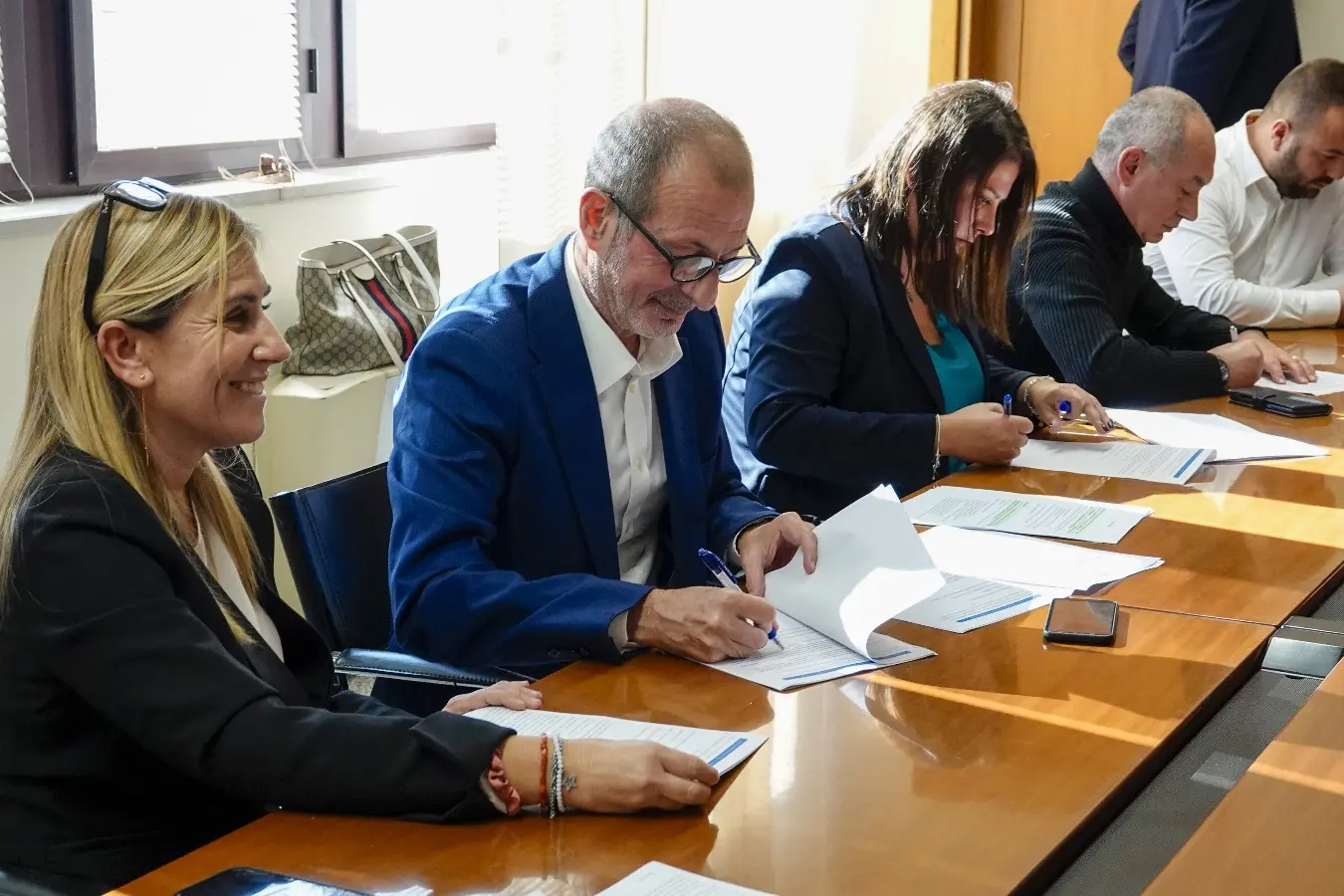 La firma del protocollo d'intesa (foto Regione Sardegna)