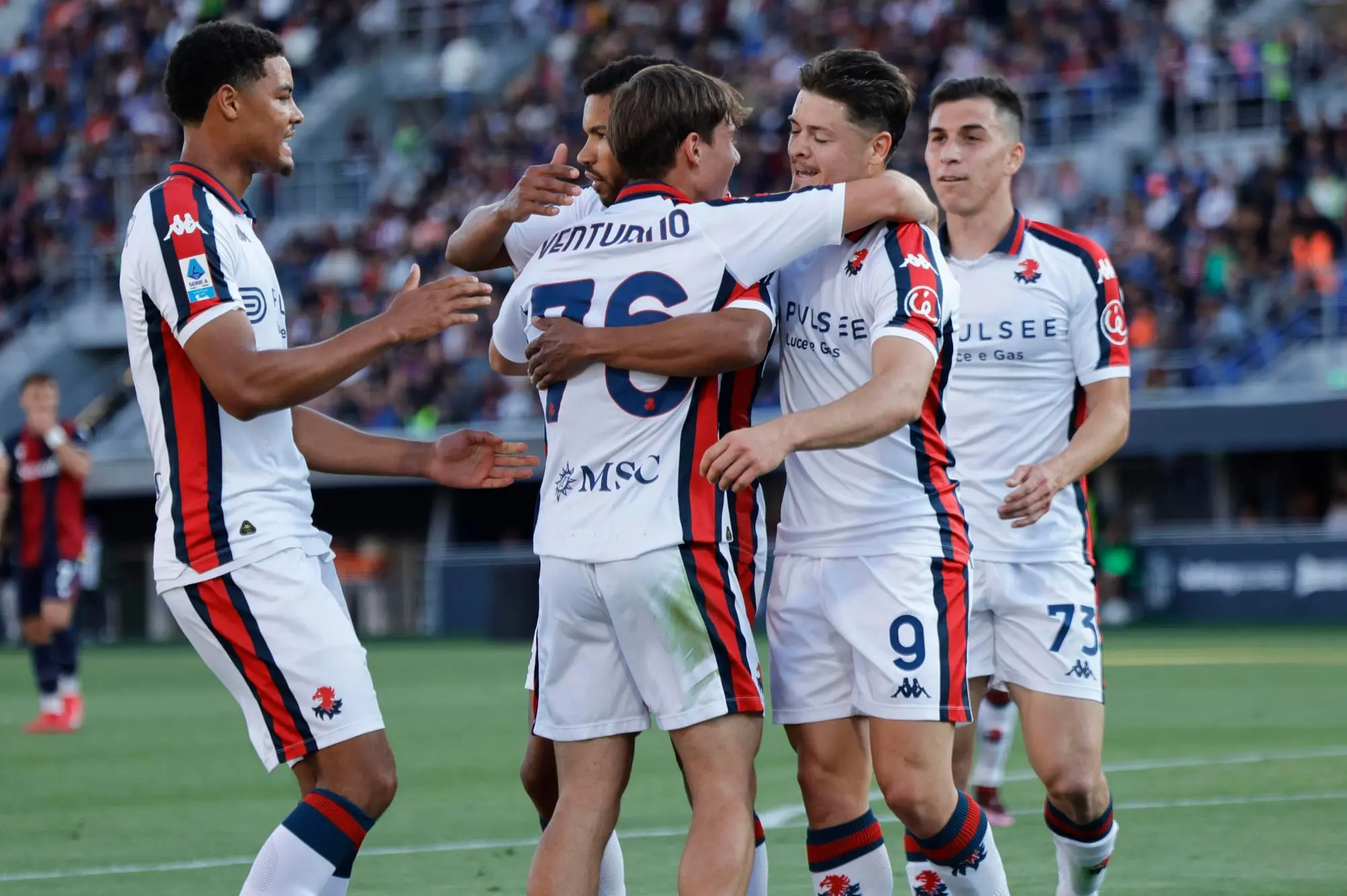Lorenzo Venturino esulta per uno dei due gol in Bologna-Genoa dell'ultima giornata di Serie A (foto Ansa)