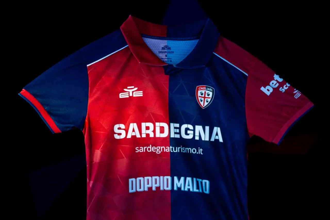 Cagliari, ecco la nuova maglia Home 2026/27: tradizione e futuro nei colori rossoblù La nuova maglia del Cagliari (Foto: ufficio stampa)