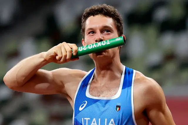epa09401516 Filippo Tortu of Italy celebrates winning gold for Italy in the Men's 4x100m Relay final of the Athletics events of the Tokyo 2020 Olympic Games at the Olympic Stadium in Tokyo, Japan, 06 August 2021. EPA/VALDRIN XHEMAJ
