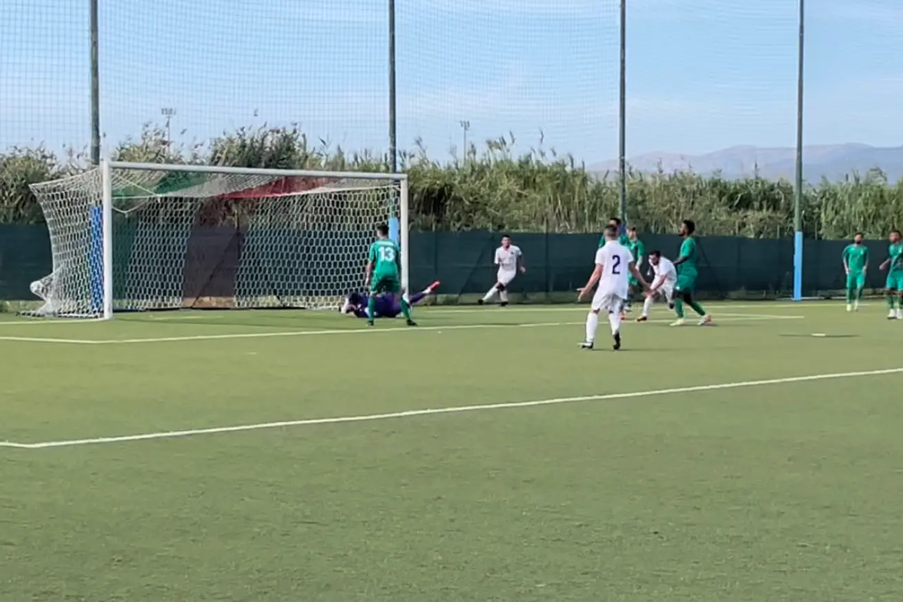 Il gol di Fabio Argiolas che ha chiuso il 3-1 della Ferrini sul Sant’Elena (foto Spignesi)
