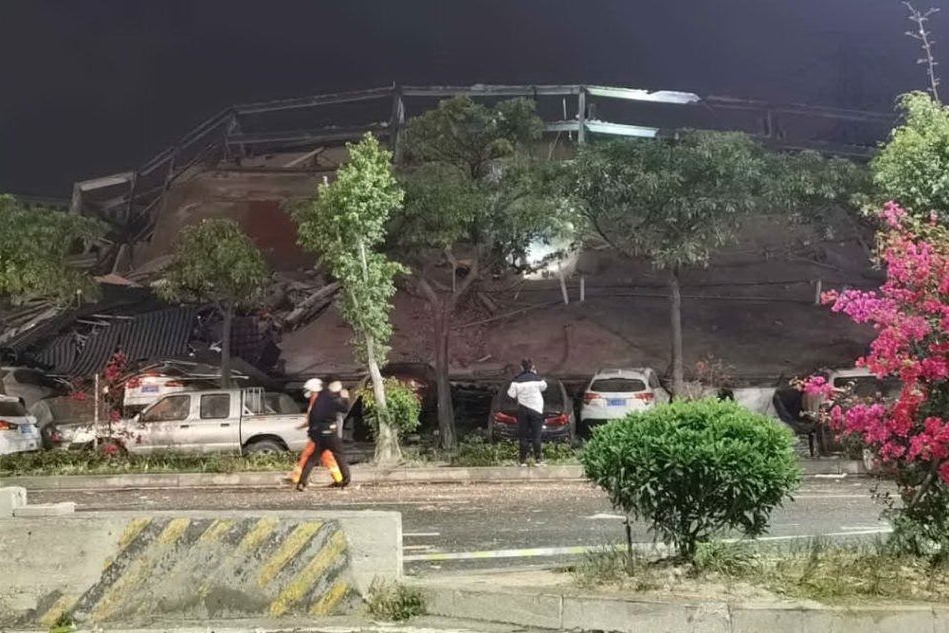 L'hotel crollato (foto Twitter - Ezra Cheung)