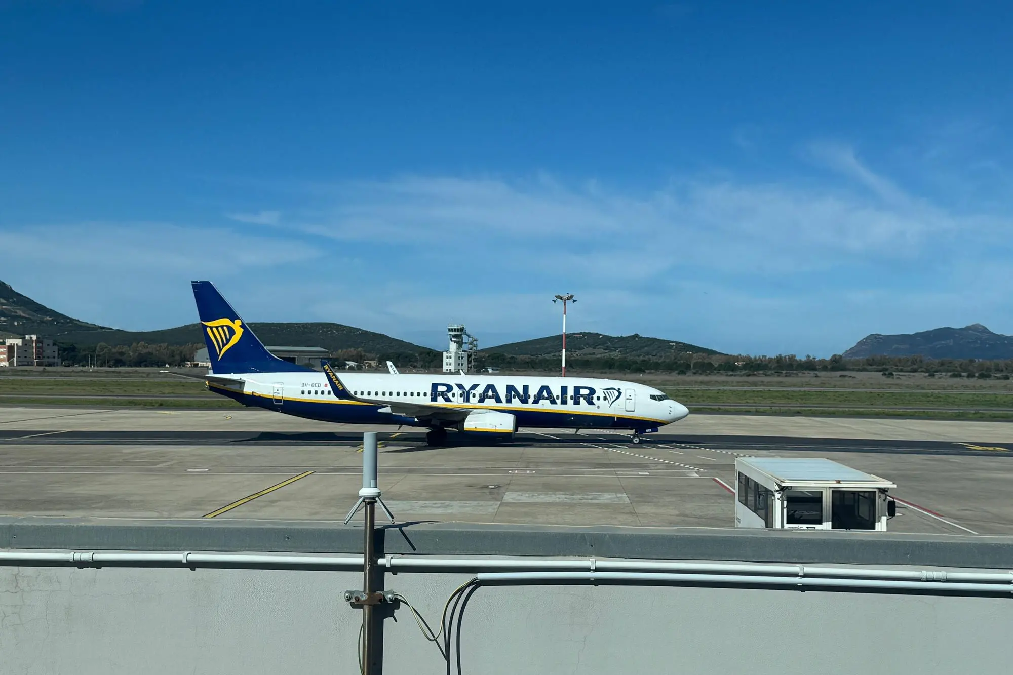 Un aereo in pista ad Alghero (foto Fiori)