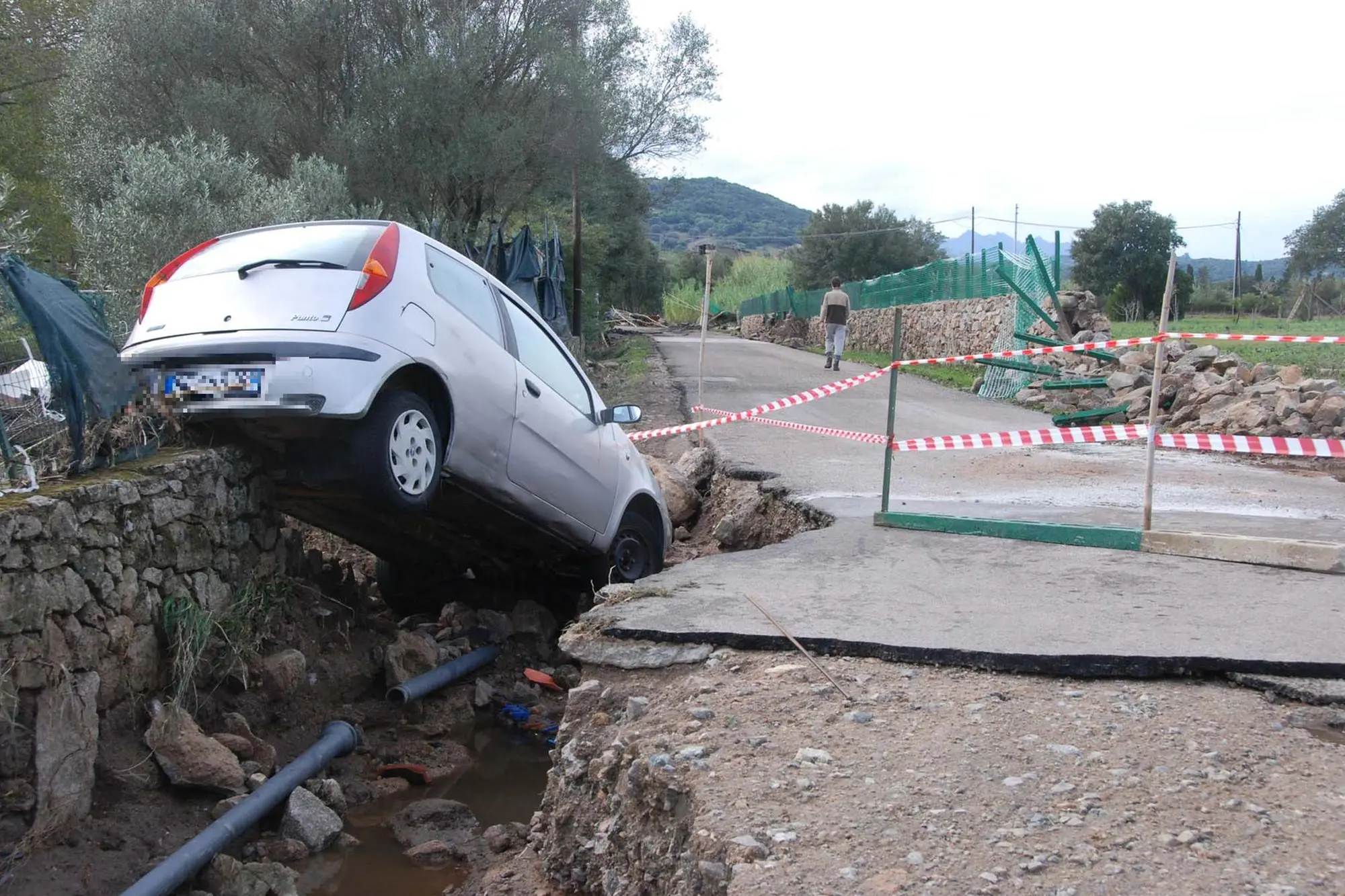 L'auto abbandonata da una delle vittime del ciclone Cleopatra (Archivio)