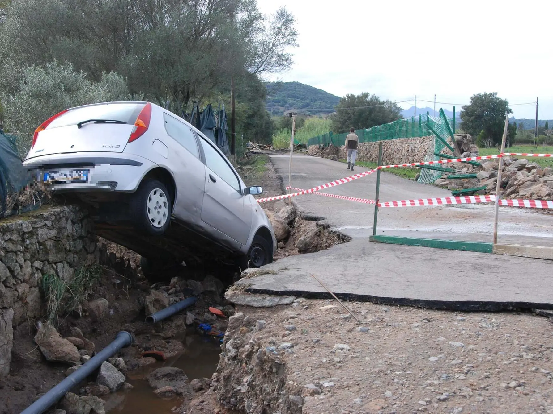 Dodici anni fa la devastazione del ciclone Cleopatra. Todde: «Isola fragile, prioritario mettere in sicurezza il territorio» L'auto abbandonata da una delle vittime del ciclone Cleopatra (Archivio)