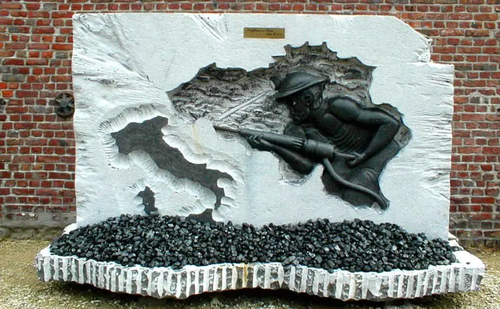 Monumento dedicato agli italiani morti durante la catastrofe