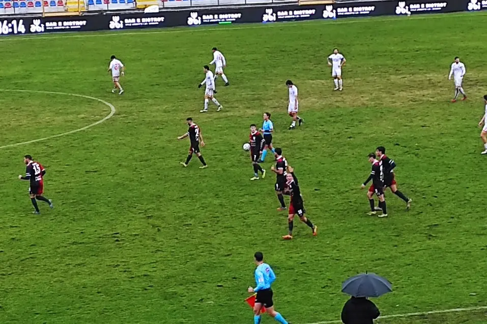 Sala esulta sotto la tribuna dopo il pareggio (foto G. Marras)