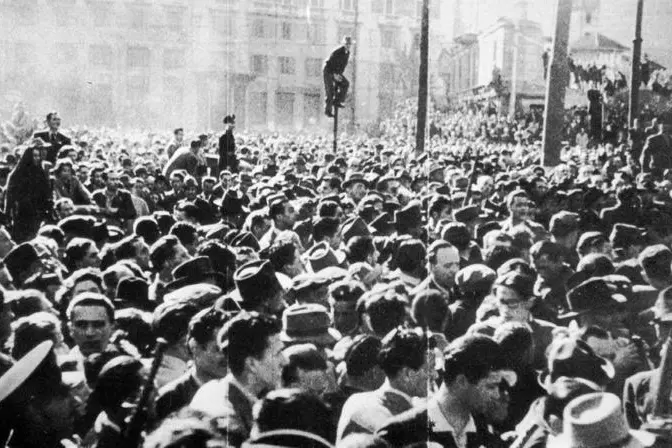 25 aprile 1945, folla in piazza a Milano
