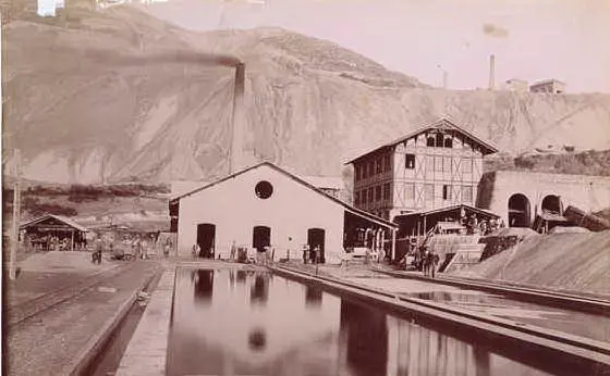 Le miniere di Monteponi (Foto Wikipedia e Archivio L'Unione Sarda)