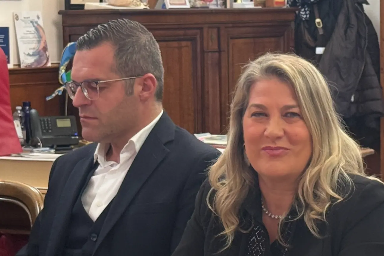 Il sindaco Raimondo Cacciotto e l'assessora ai Servizi sociali Maria Grazia Salaris