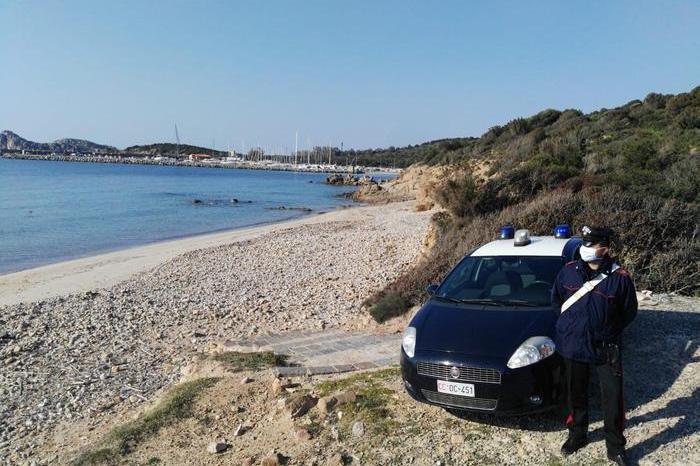 Migranti: 37 sbarcano nel sud Sardegna, c’è anche una donna con la figlioletta