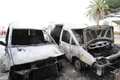 Le auto bruciate a Carbonia