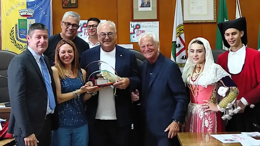 https://immagini.unionesarda.it/version/c:YmQyZTU2NzItZGEyNy00:ZGRhYzJhZGUtMjFmNS00/image.webp?f=16:9