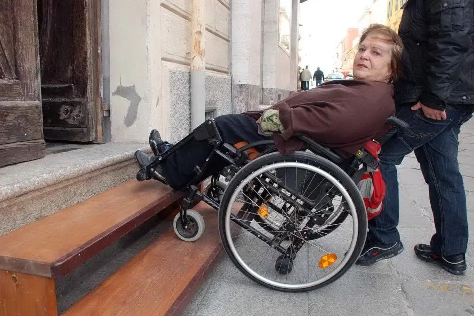 Adelina Doneddu in un reportage de L'Unione Sarda sulle barriere architettoniche nel 2010
