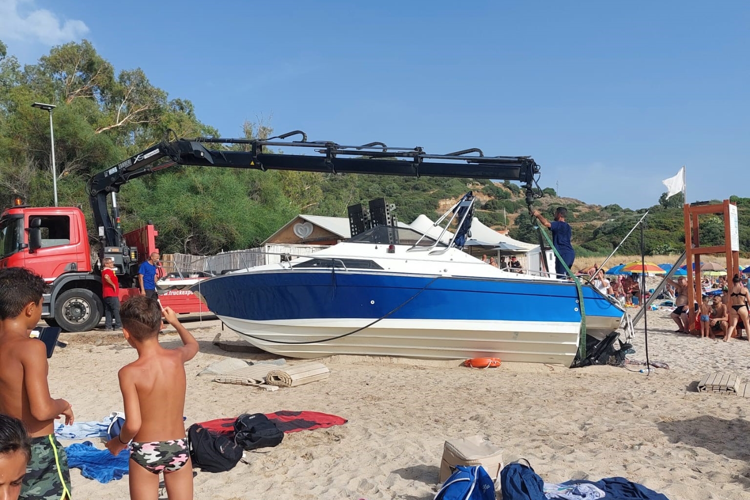 Recuperata l’imbarcazione spiaggiata a Ferragosto a Baccu Mandara