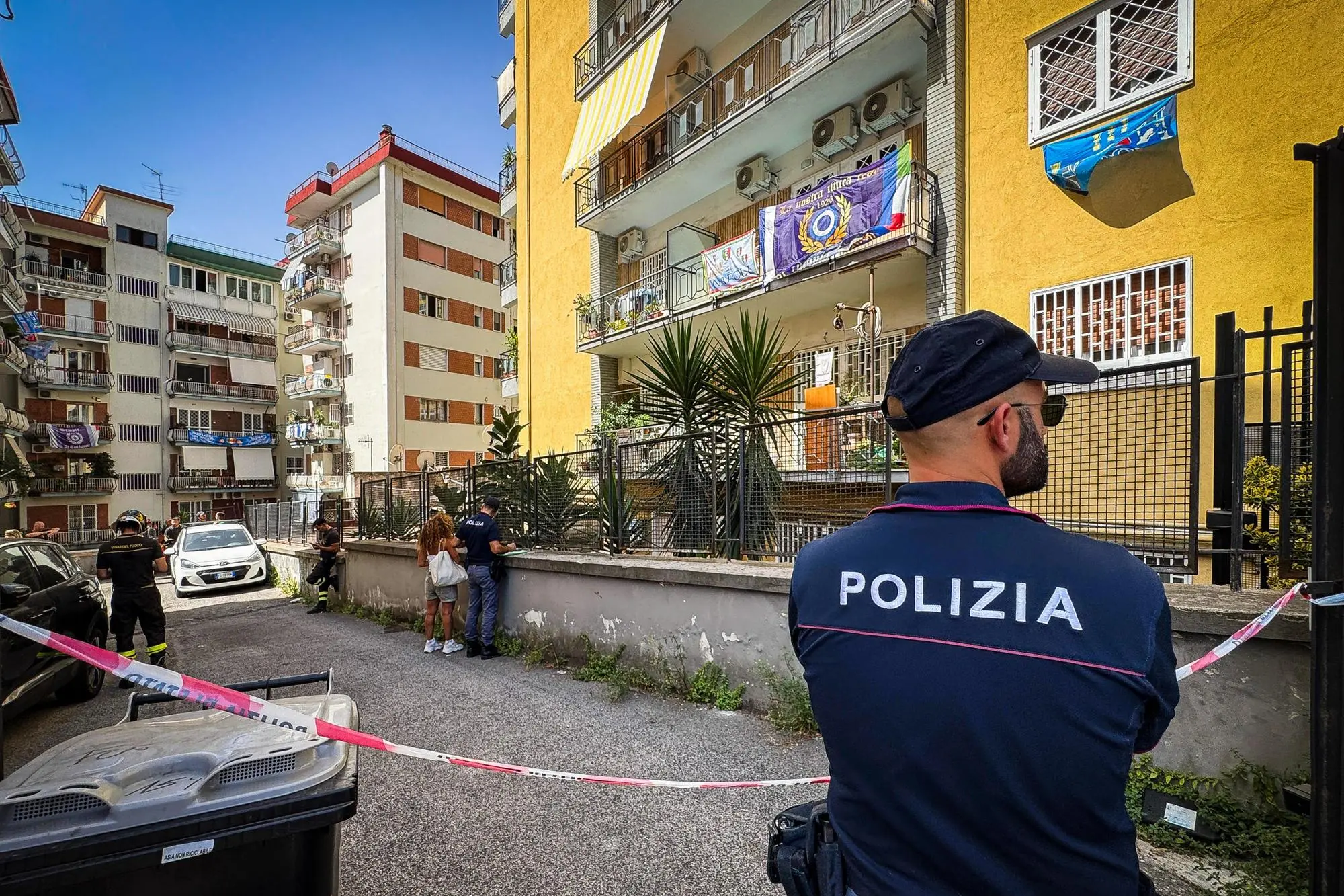 La Polizia in via San Giacomo dei Capri (Ansa)