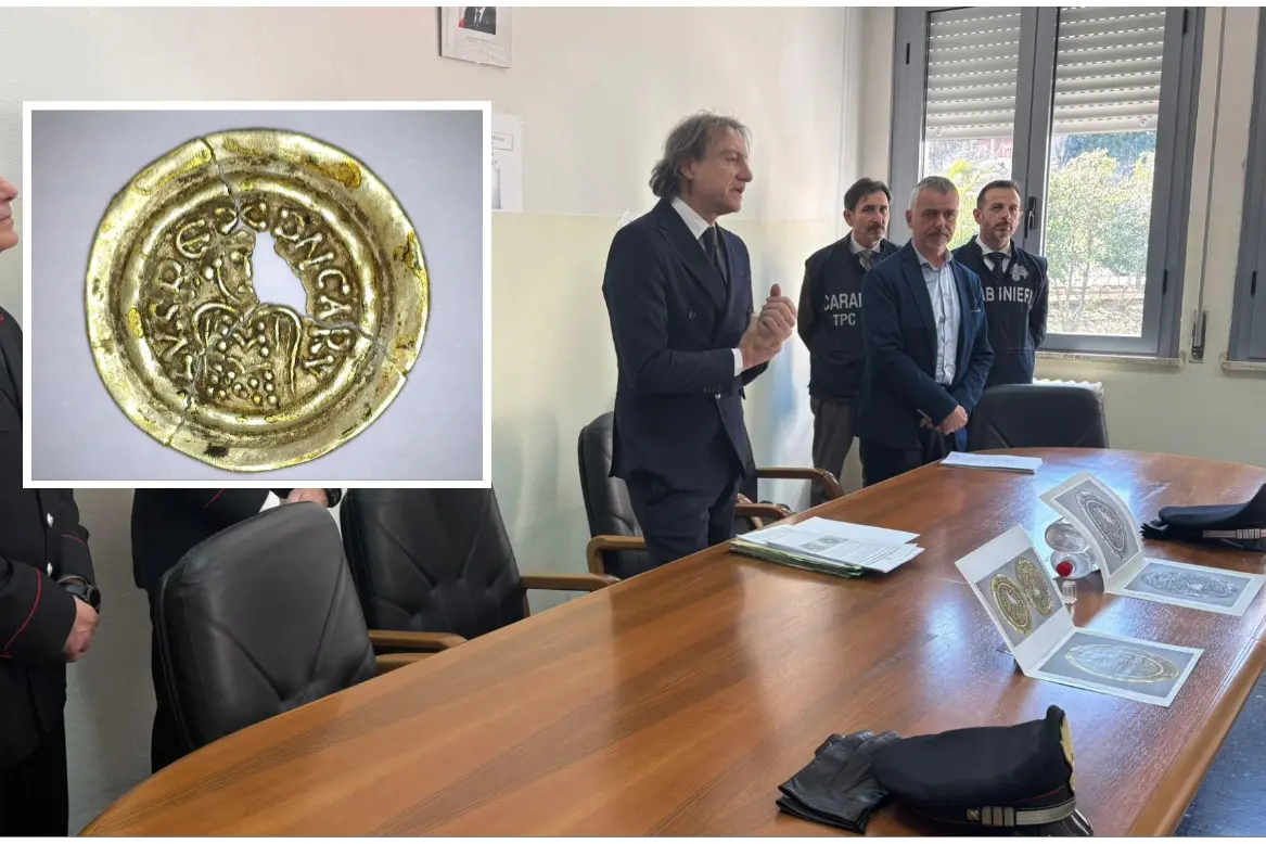 La conferenza stampa, la moneta nel riquadro (foto Busia)
