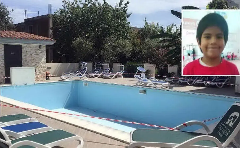 La piscina e, nel riquadro, il bimbo annegato (Archivio L'Unione Sarda)
