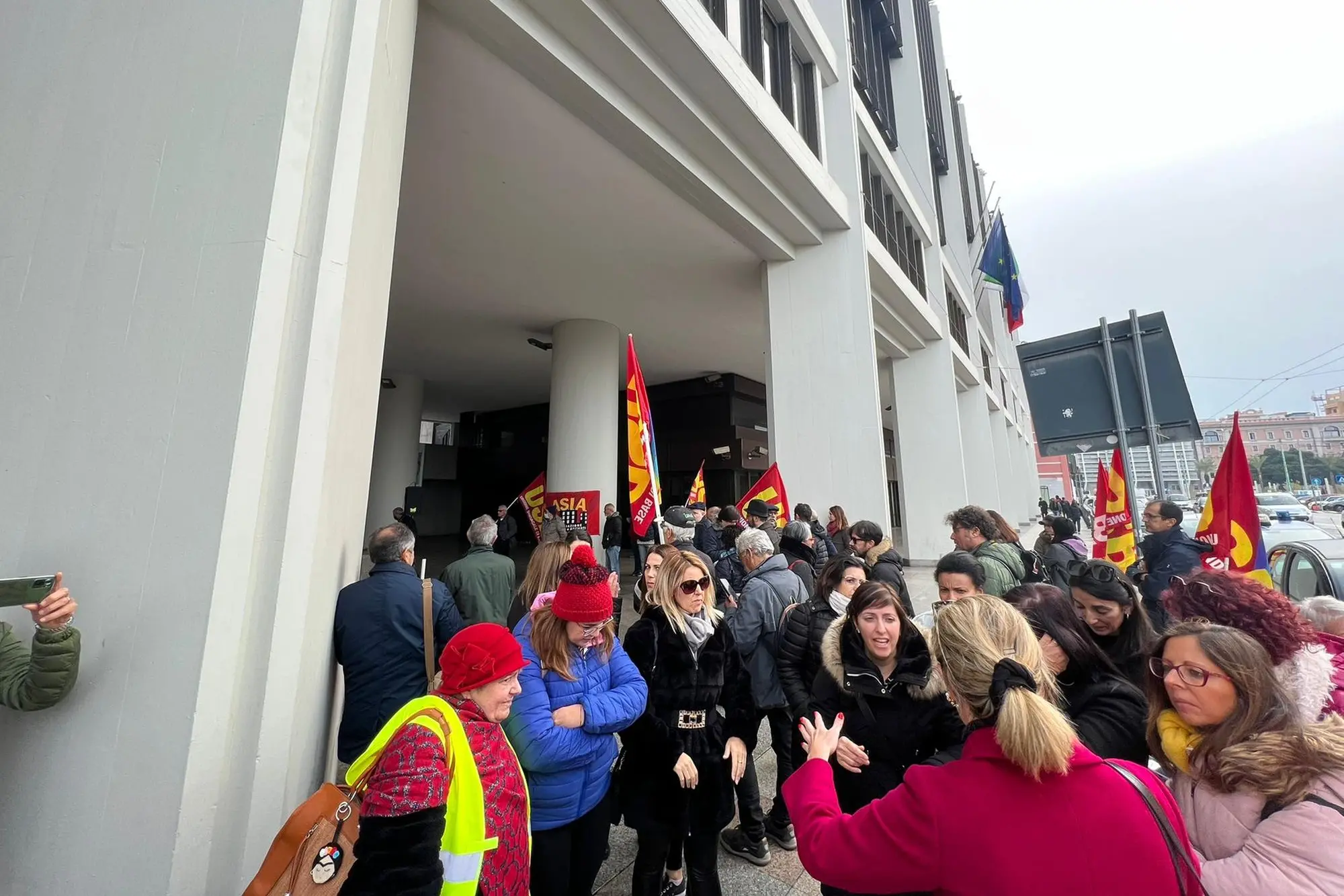 Manifestanti in piazza a Cagliari (foto Melis)