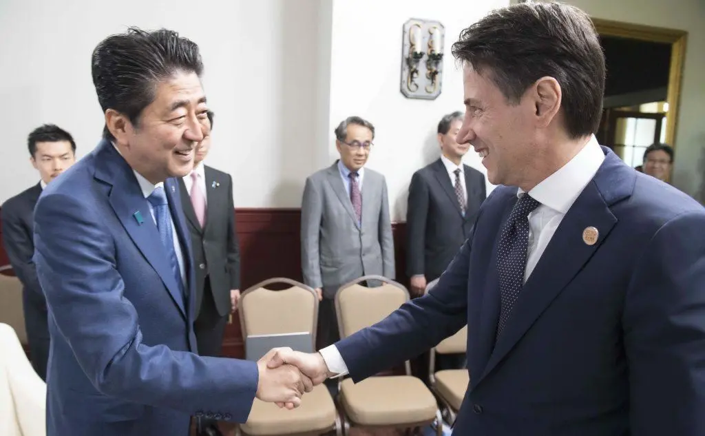 La stretta di mano con il premier giapponese Shinzo Abe