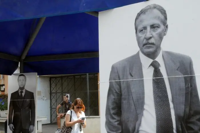 Una Fiat 126 carica di esplosivo viene fatta saltare in aria davanti alla casa in cui vivono la mamma e la sorella di Paolo Borsellino, proprio quando arriva in vita il giudice, che muore assieme a 5 agenti della scorta