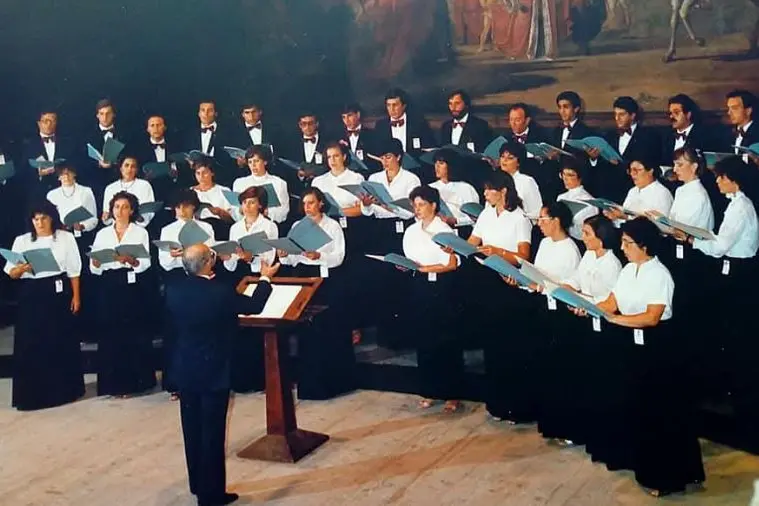 Un vecchio concerto del Coro Turritano diretto da don Sanna (foto concessa)