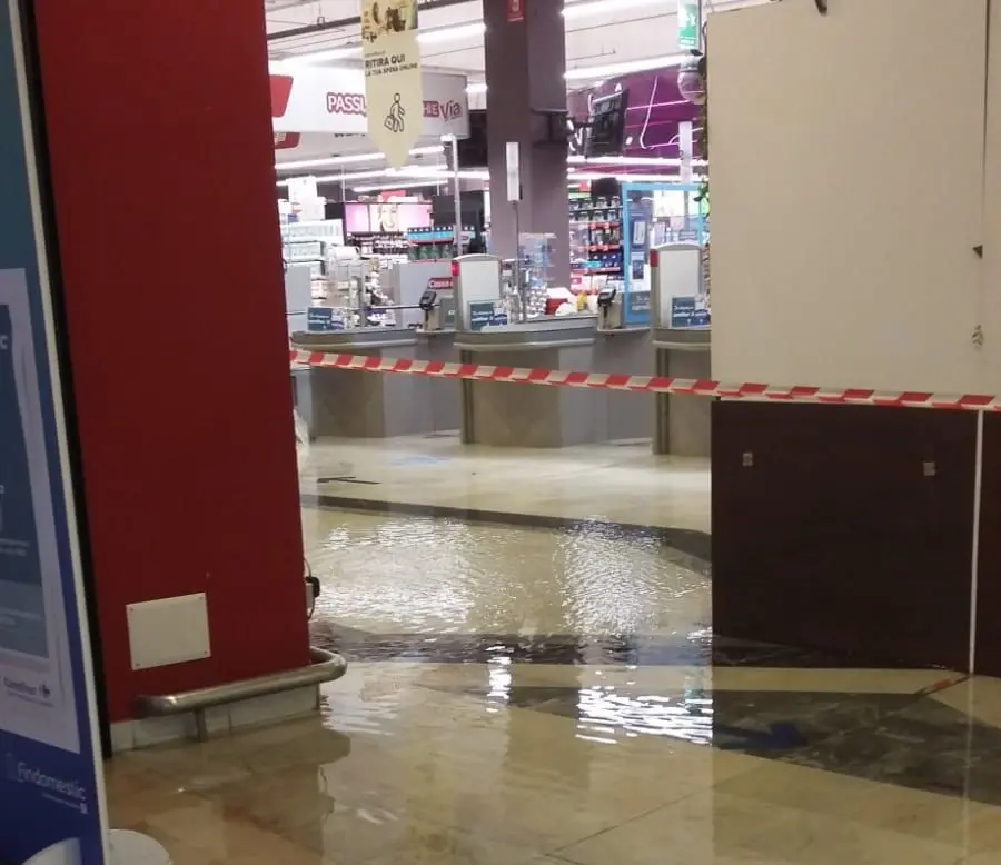 L'entrata del Carrefour al centro commerciale Le Vele\u00A0(foto di un lettore)