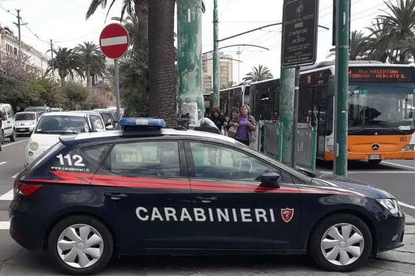 Una pattuglia dei carabinieri in via Roma