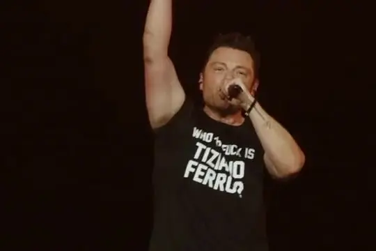 Tiziano Ferro emoziona gli stadi: la musica è al centro