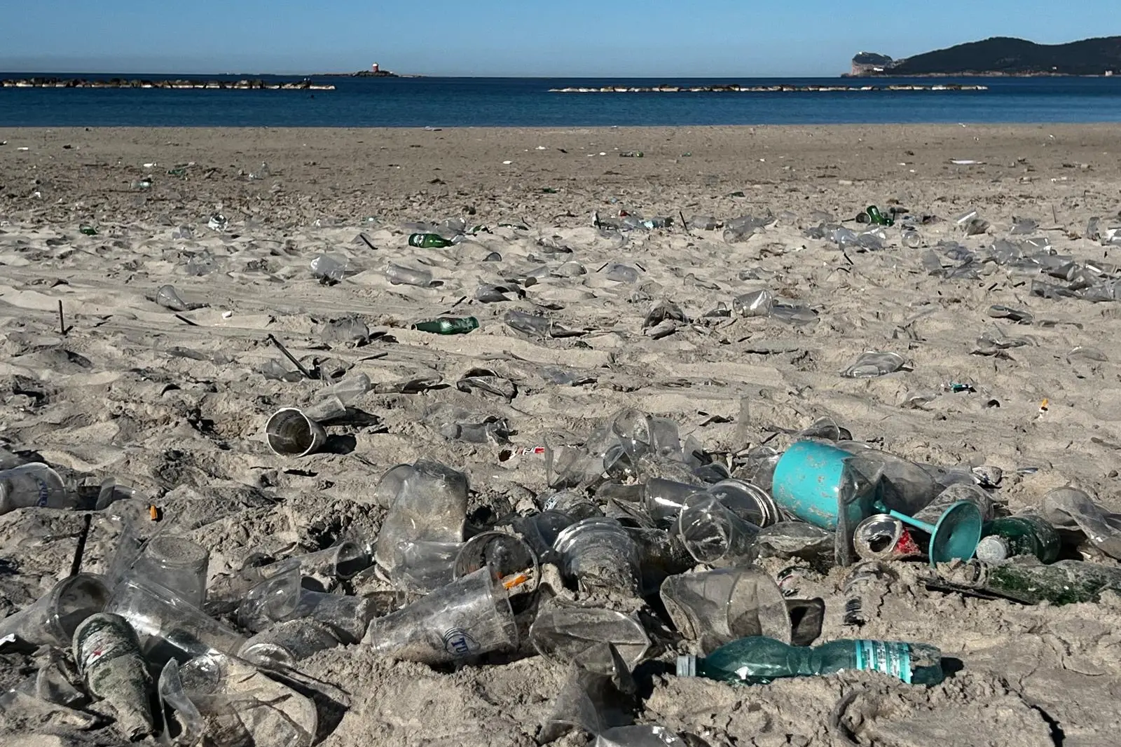 I rifiuti in spiaggia dopo le feste