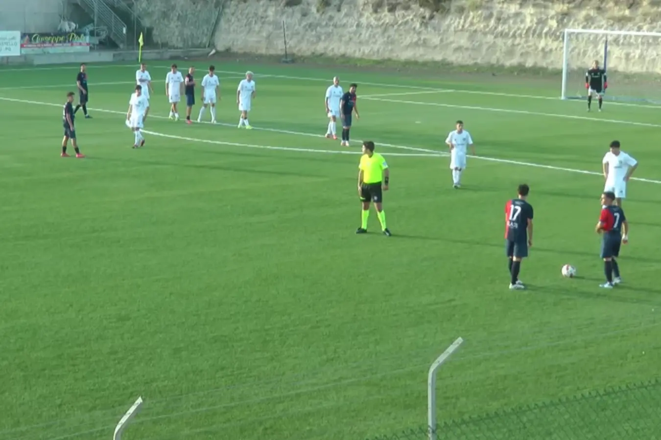 Una punizione dell'Usinese nel match con l'Arzachena (foto Ilenia Giagnoni)