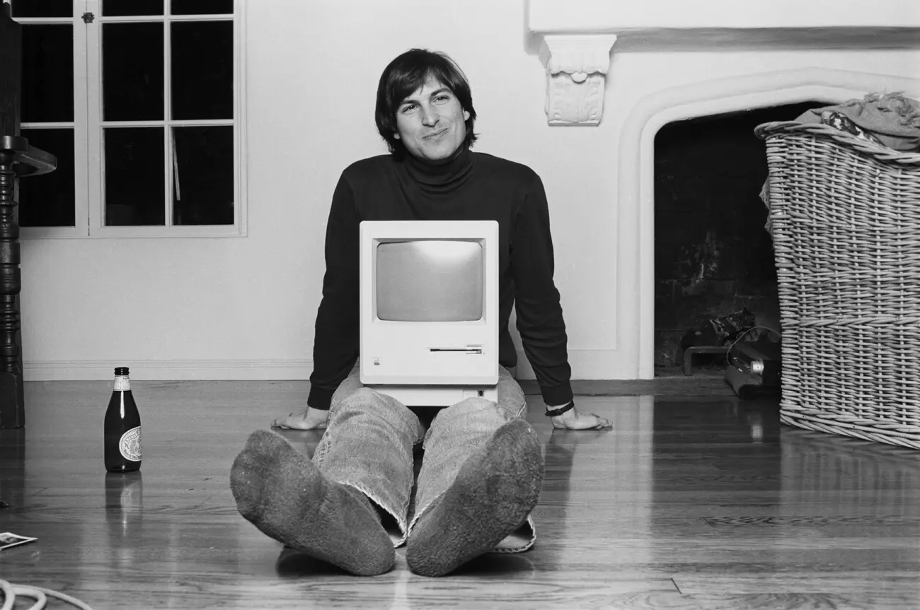 Steve Jobs da giovane con uno dei primi Macintosh