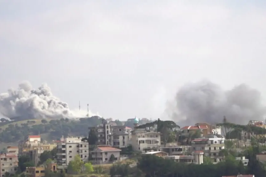 Raid israeliani in Libano, una densa colonna di fumo su Nabatieh