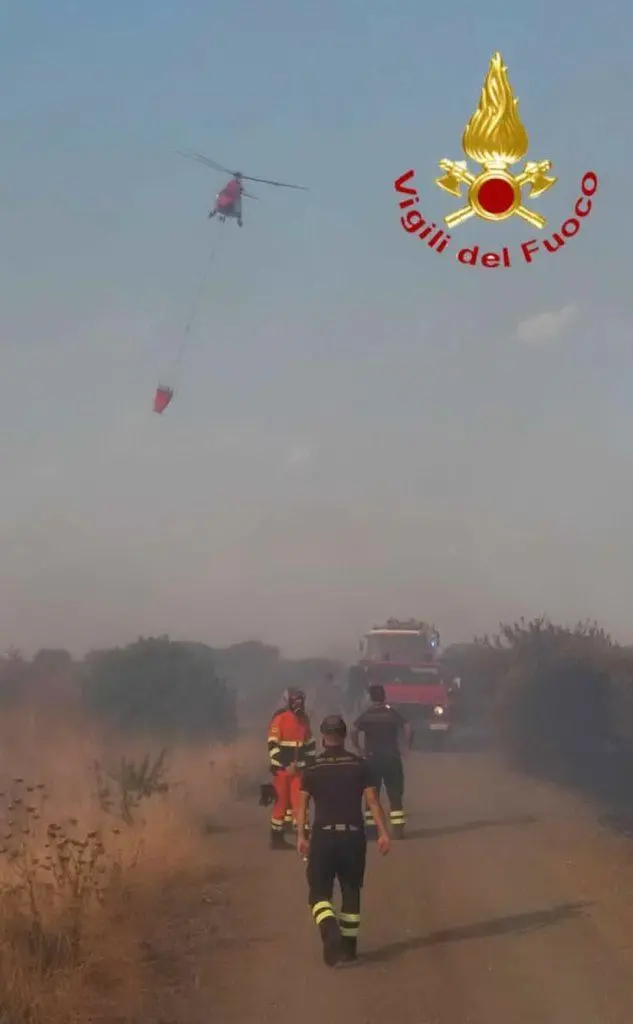I pompieri in azione (foto Vigili del fuoco)