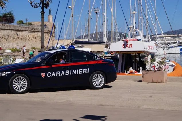 Latitante da un anno, viene sorpreso ad Alghero: la disperata fuga a piedi e a nuoto, poi l’arresto (foto carabinieri)